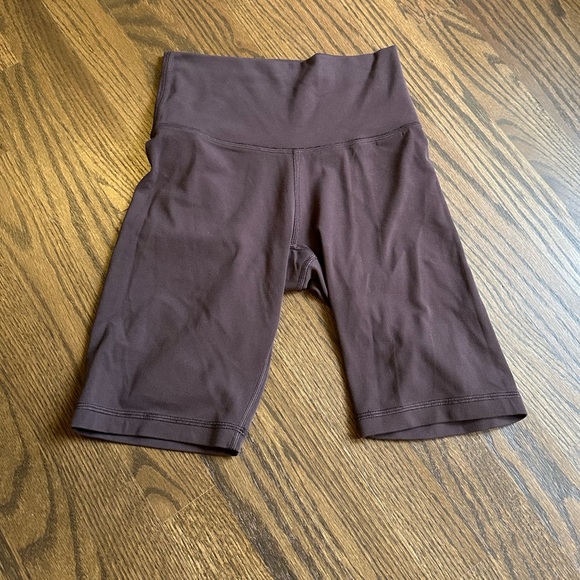 Aritzia TnaBUTTER Atmosphere Hi-Rise 9" Short - Picture 3 of 6